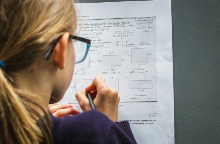Suspension de l’annulation des prêts étudiants et gel du financement de l’éducation des adultes : un double impact sur les apprenants américains